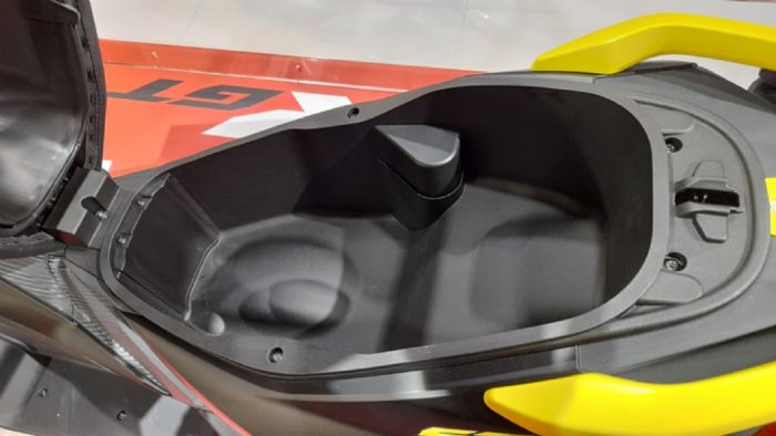 Aprilia SR GT: Adventure scooter με ψηλές αναρτήσεις και ελαστικά διπλής χρήσης 